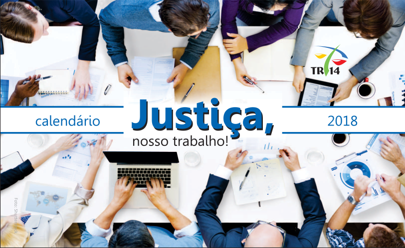capa do calendario institucional 2018 com o tema justiça nosso trabalho mostrando varias pessoas em volta de uma mesa usando computadores, celulares, tablets e analisando papeis