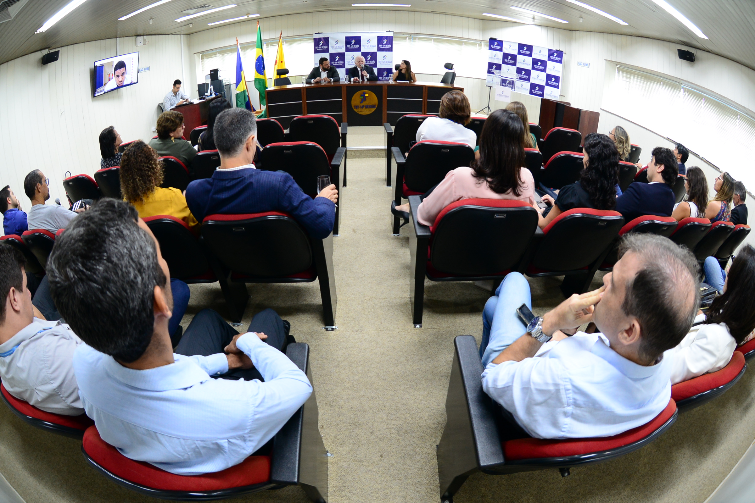 Na quinta-feira (09), Osmar Barneze coordenou uma reunião presencial e por videoconferência com todos os magistrados, diretores e demais servidores das varas trabalhistas de Rondônia e Acre para apresentar o novo órgão e destacar a importância de sua atuação.