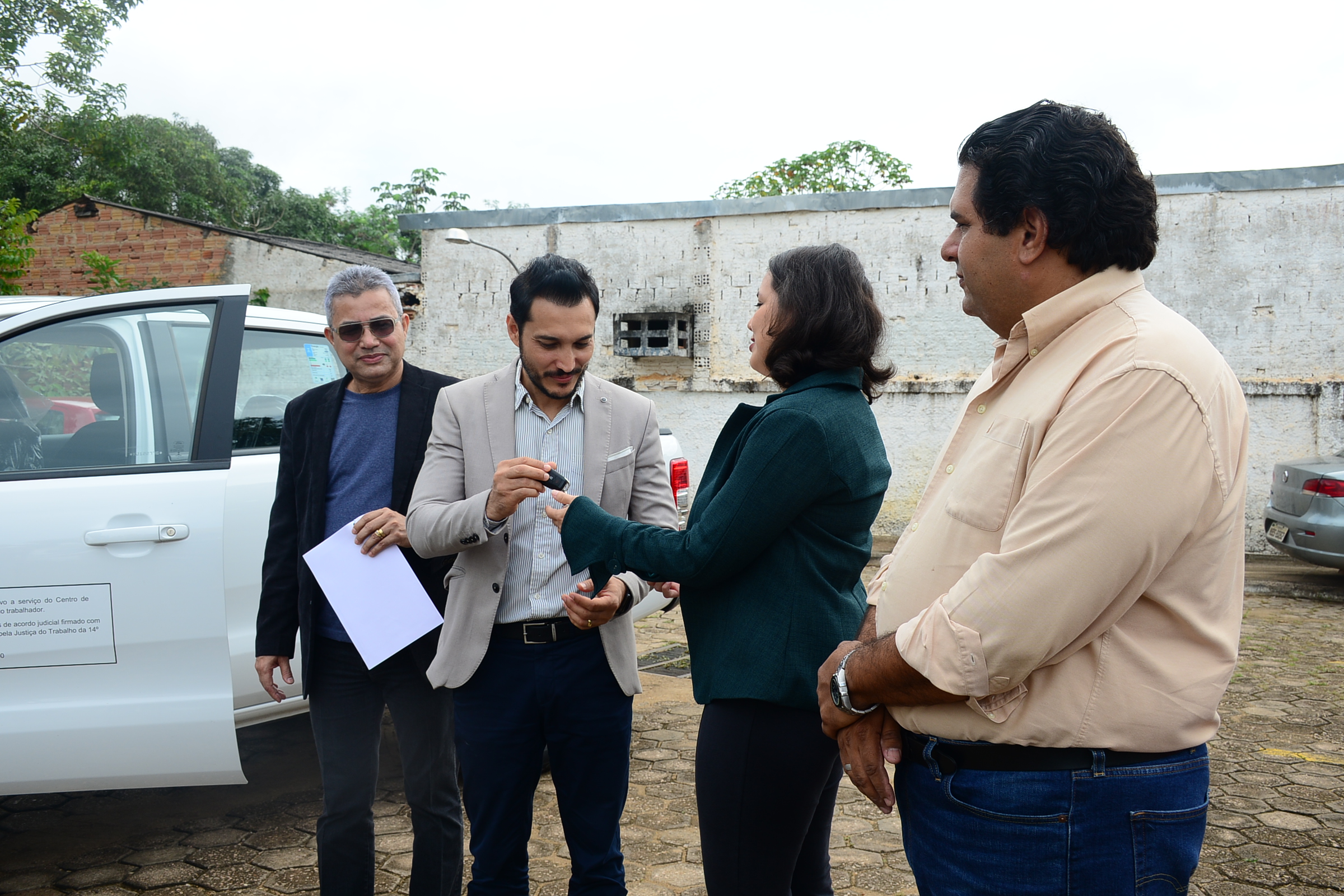 Momento da entrega da chave do veículo ao Estado de Rondônia