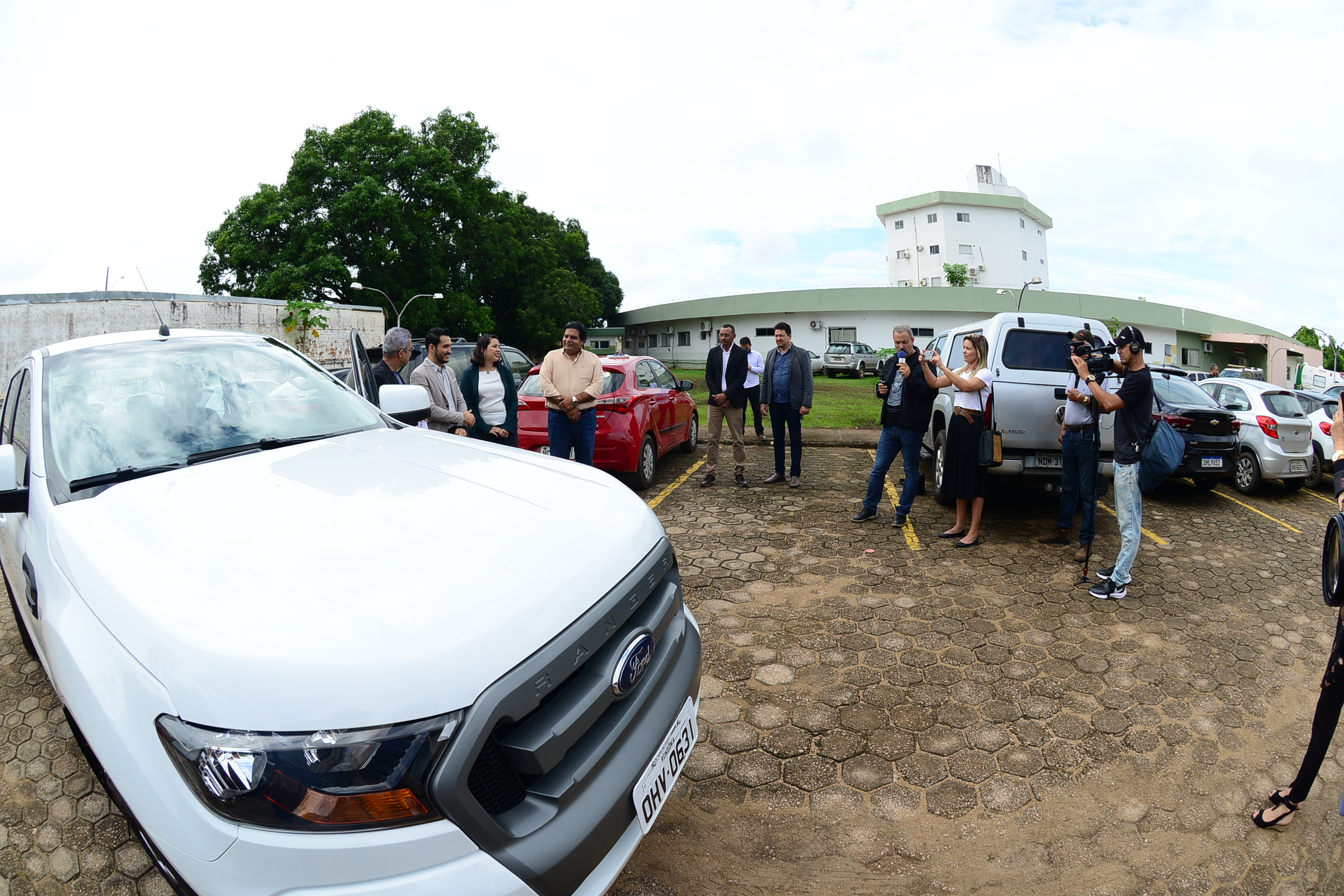 Foto panorâmida da caminhoneta doada em sonelidade CEREST