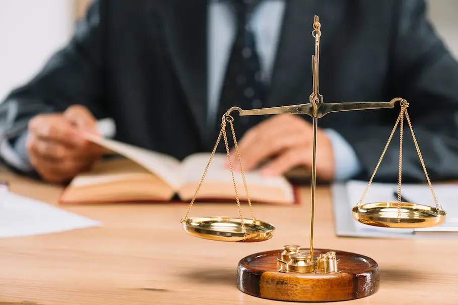 ilustração de uma pessoa de terno representando área jurídica - internet