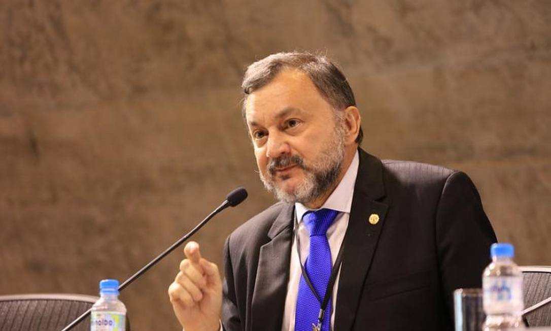 Ministro Walmir na tribuna, de terno e gravata azul