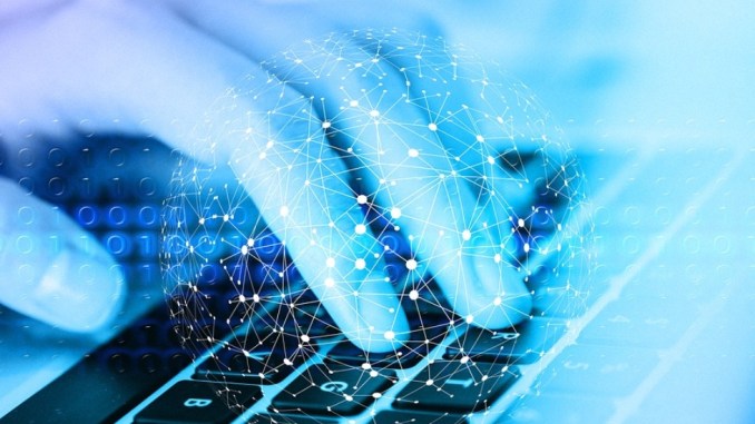 Imagem de uma mão no teclado demonstrando acesso virtual