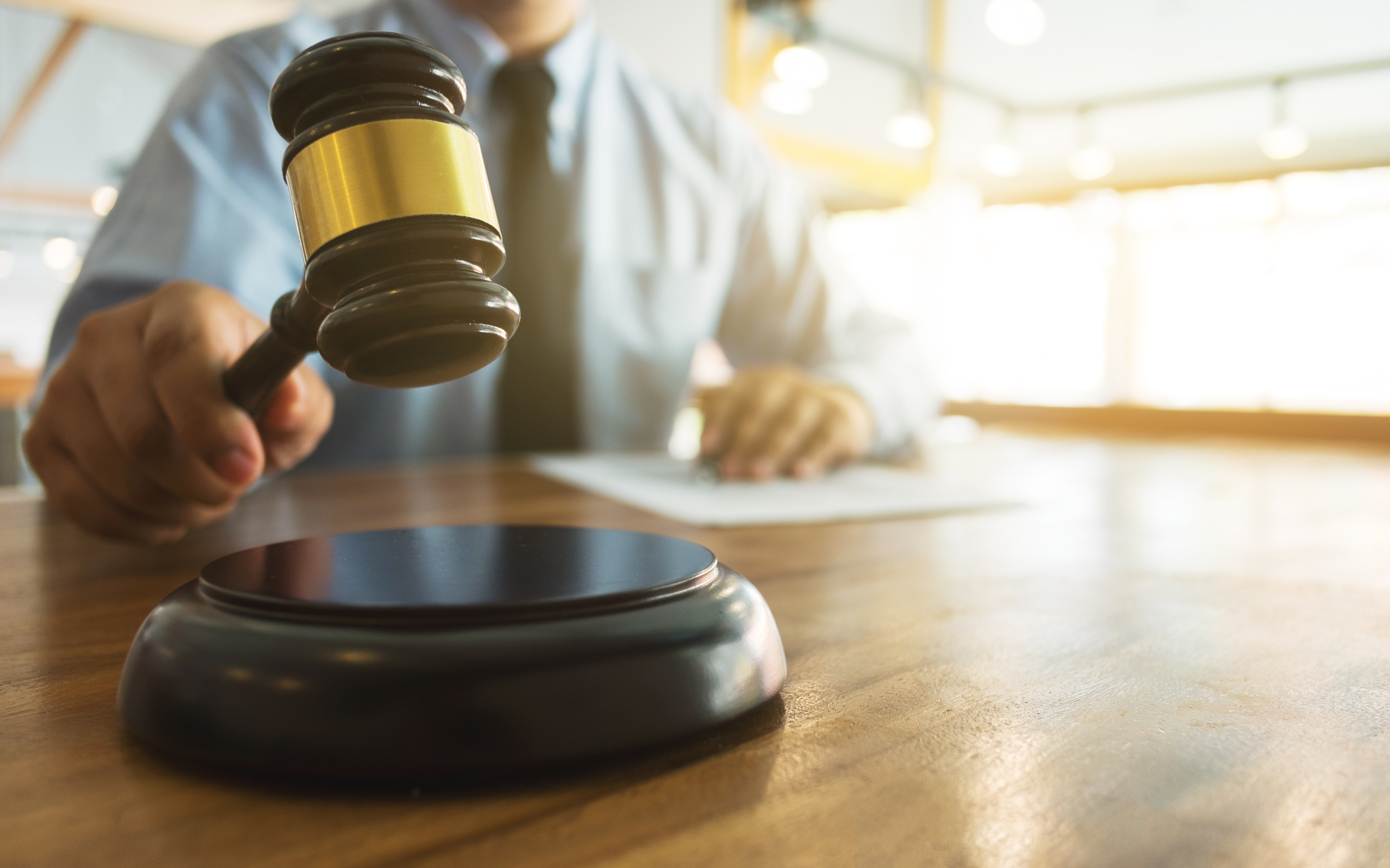 Leiloeiro batendo o martelo em leilão