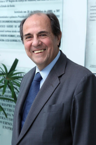 Imagem mostra foto do juiz do trabalho aposentado Enio Galarça. 