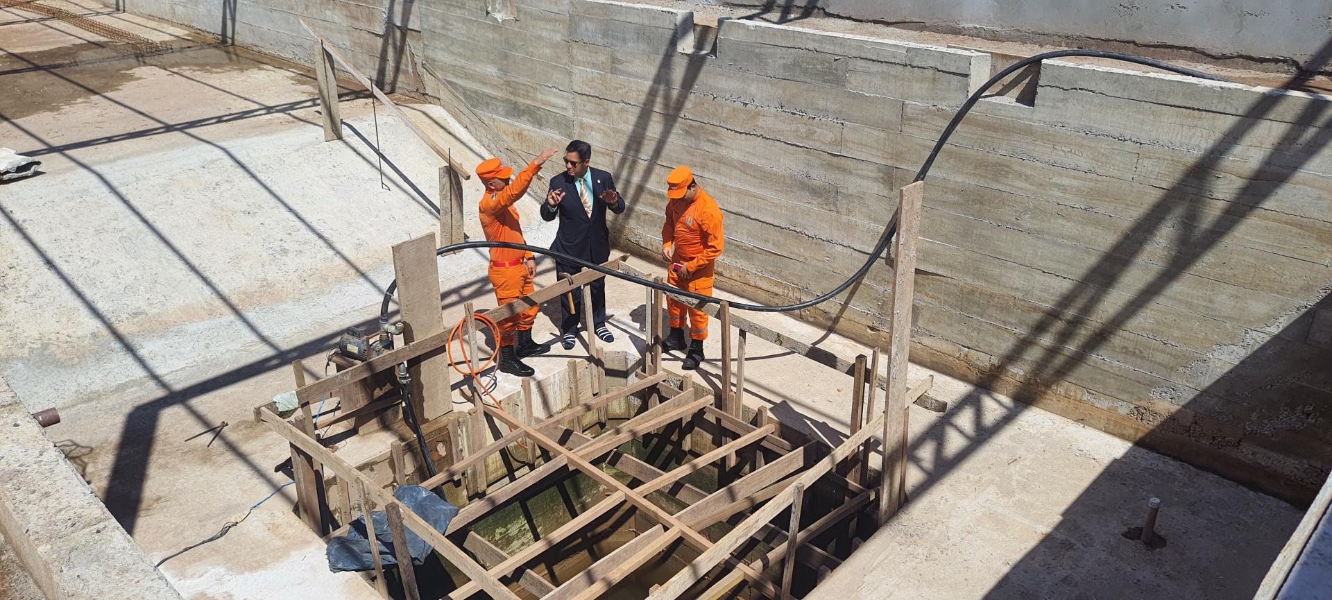 Foto da construção da piscina para treinamento de mergulho.