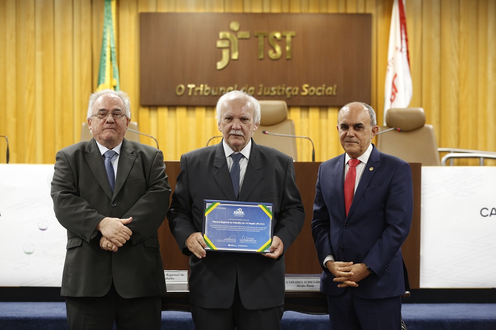 Presidente do TRT-14, desembargador Osmar J. Barneze, recebe a premiação pelo TRT-14.