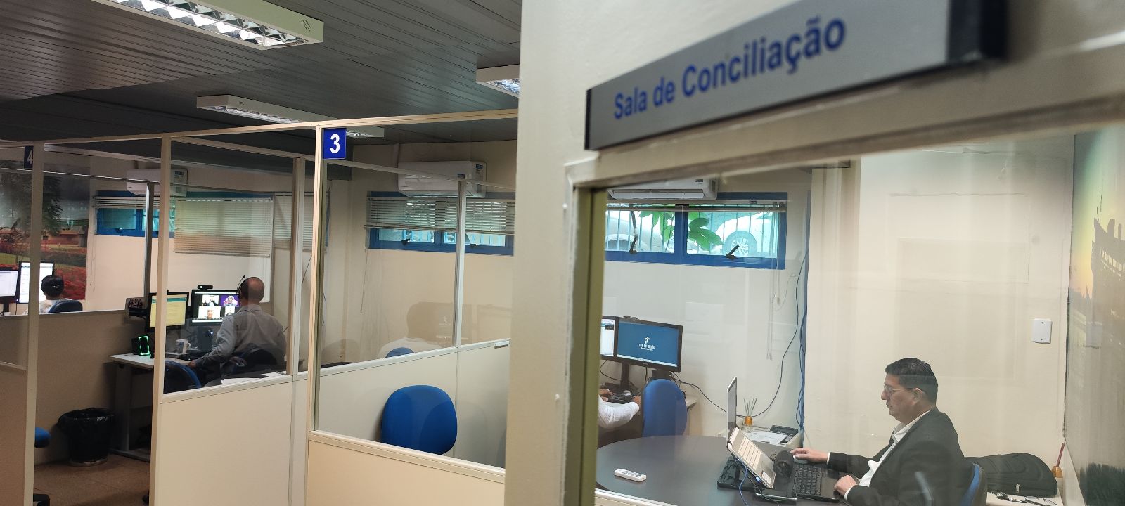 A foto mostra as salas de audiências do Cejusc do 1º Grau.