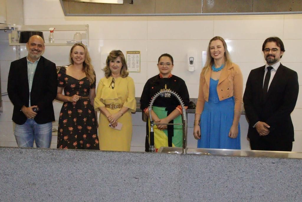 A foto mostra um grupo de pessoas na sala do PIDJus.