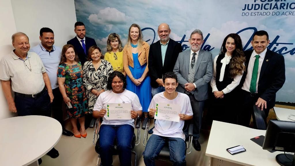 A foto mostra um grupo de pessoas dentro da sala onde irá funcionar o PIDJus.