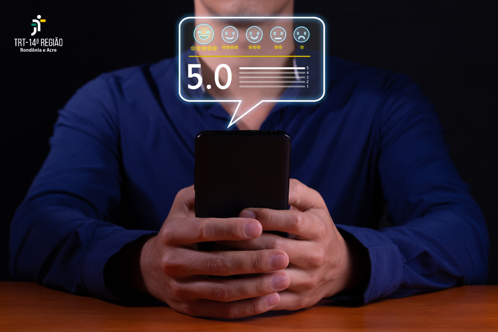 A imagem mostra um homem com um celular na mão, com uma imagem virtual acima do aparelho.  