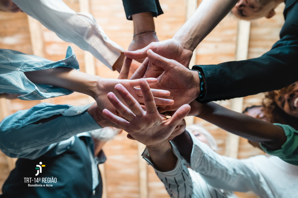 A imagens mostra mãos sobrepostas 