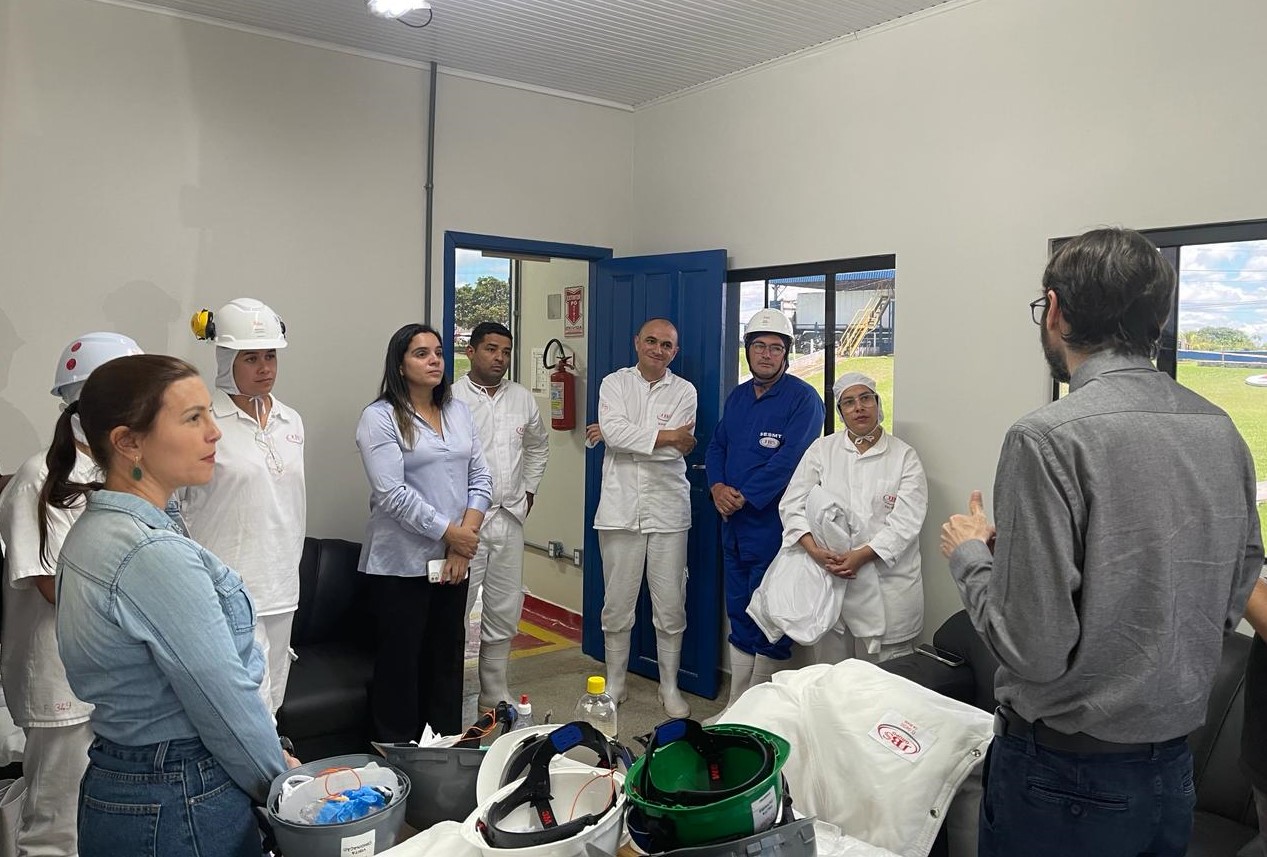 A imagem mostra  juízes do Trabalho e servidores das 1ª, 2ª, 3ª e 4ª Varas do Trabalho de Rio Branco (AC) conversando com os trabalhadores da JBS.