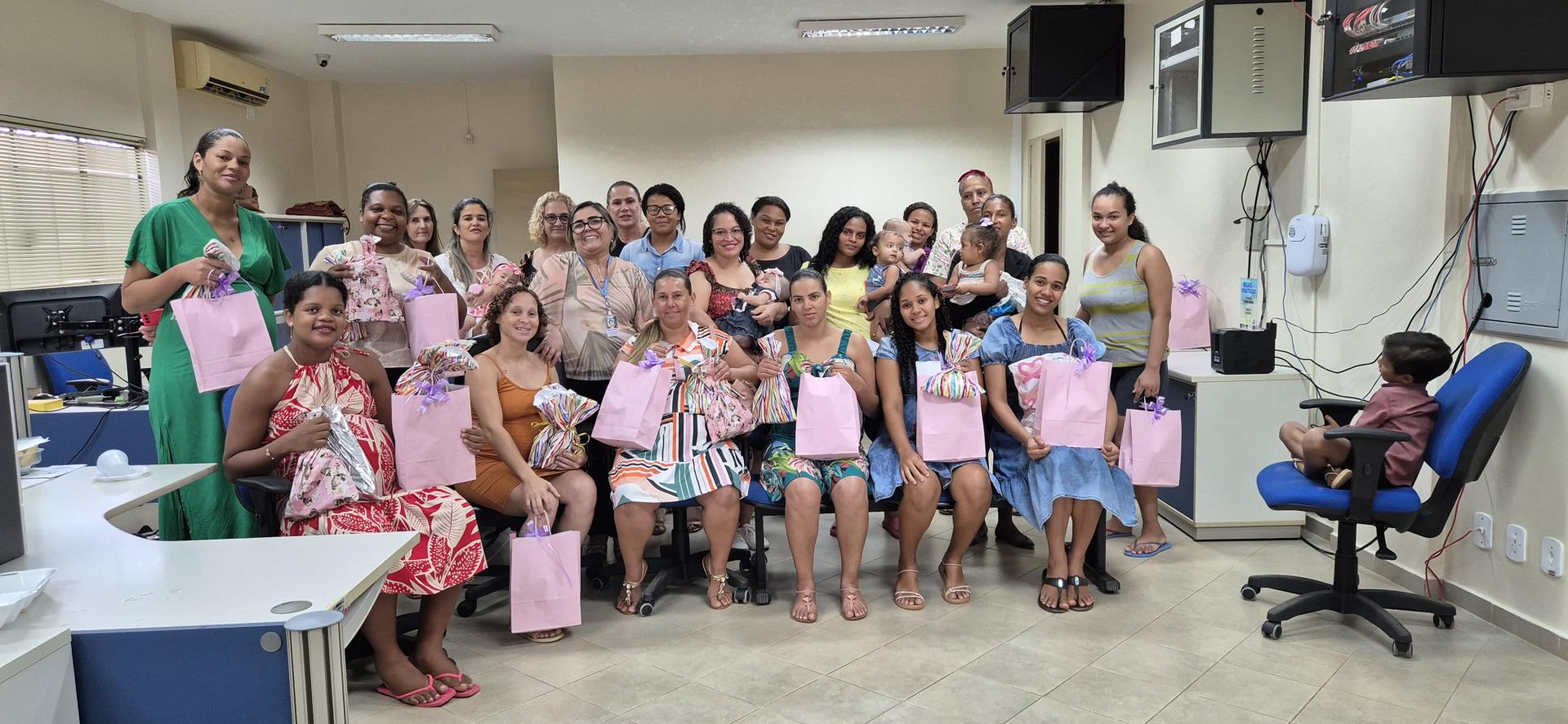 A imagem mostra mulheres dentro de uma sala da VT de São Miguel do Guaporé.