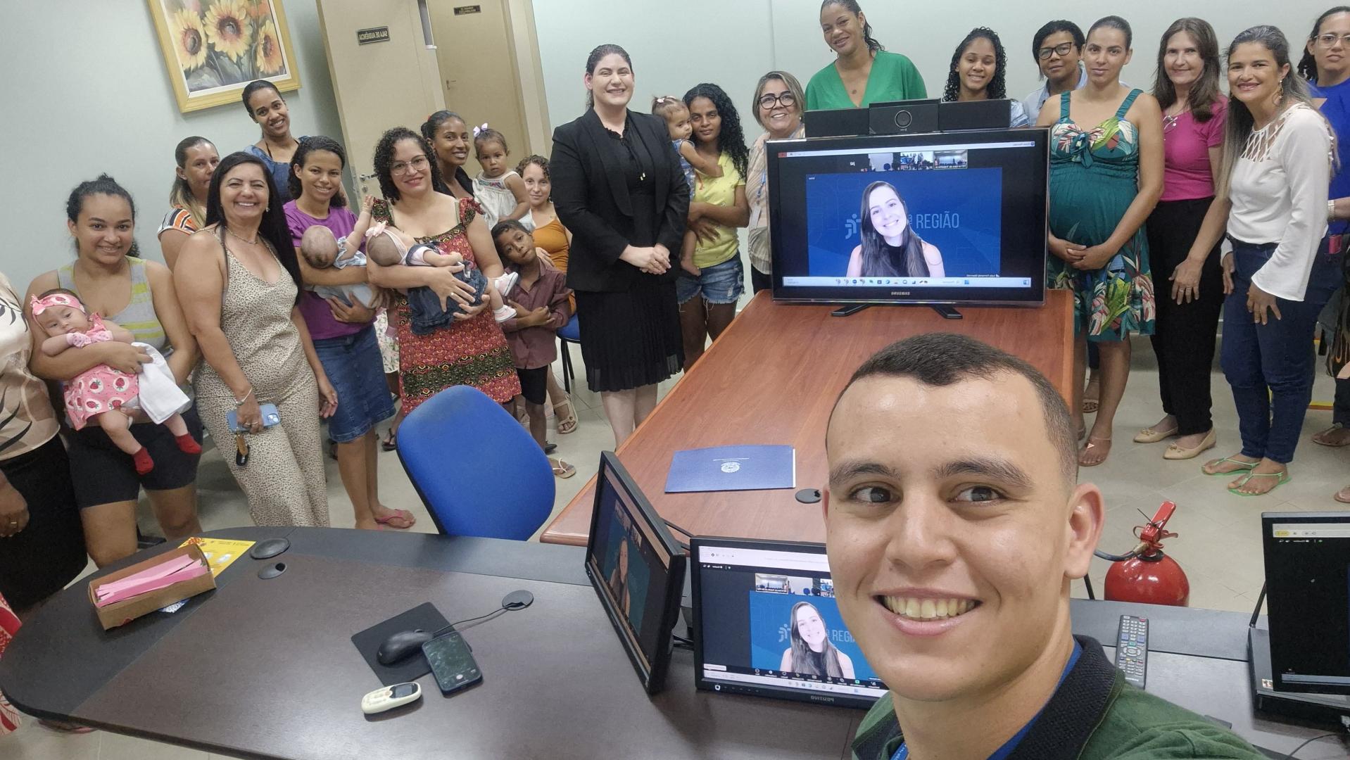 A imagem mostra mulheres dentro de uma sala da VT de São Miguel do Guaporé.