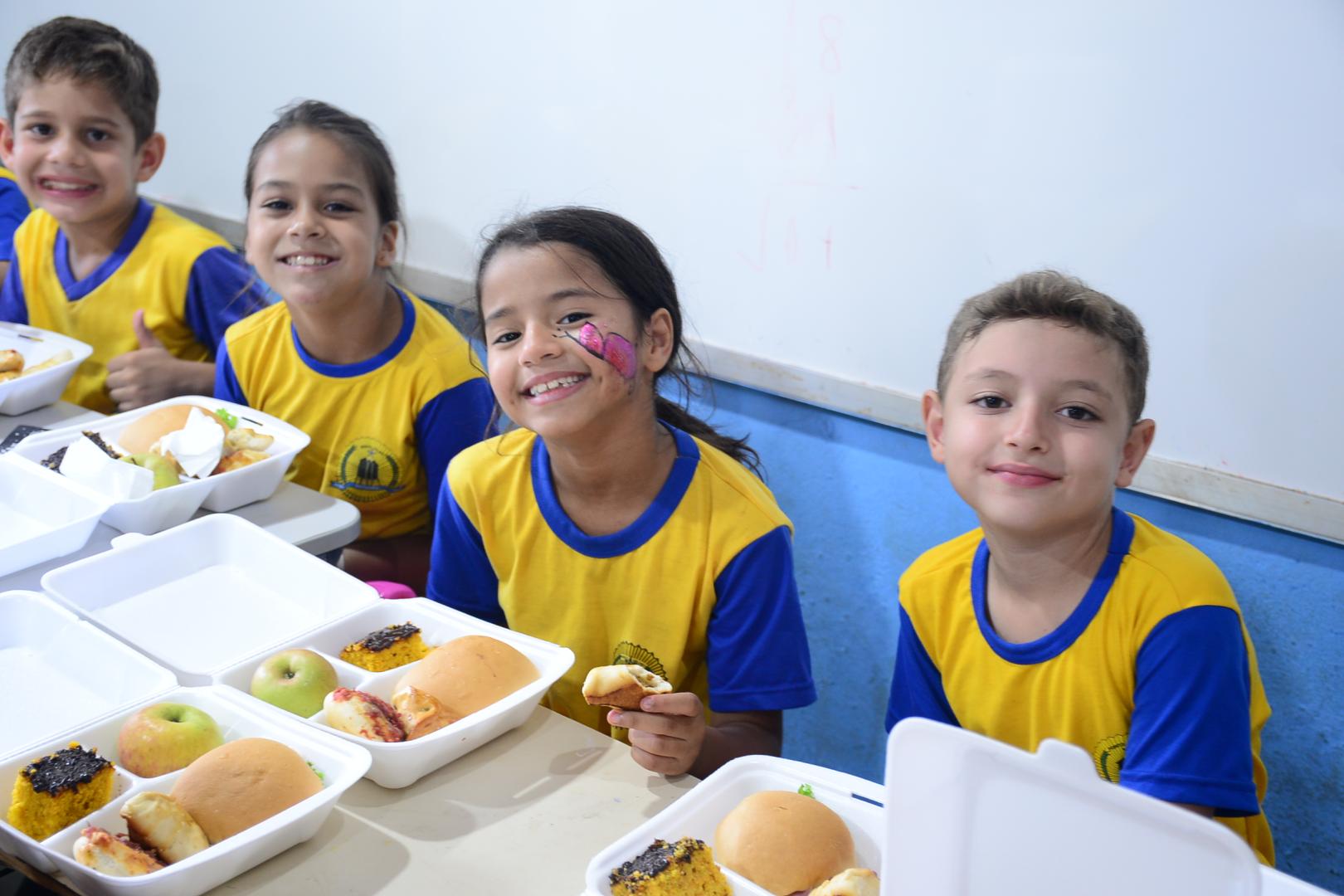 Crianças durante o lanche 