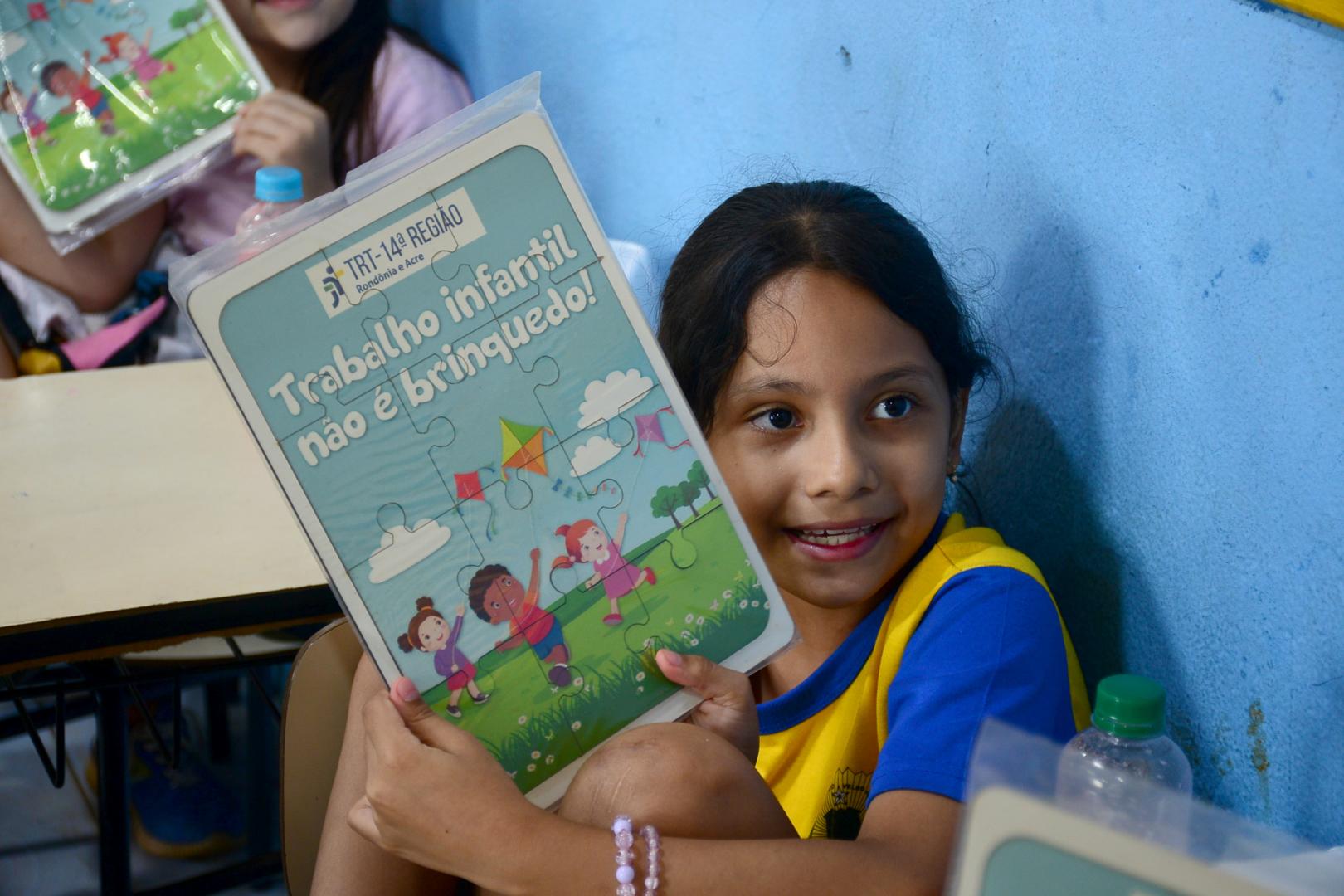Criança ganhando kit contra o trabalho infantil 