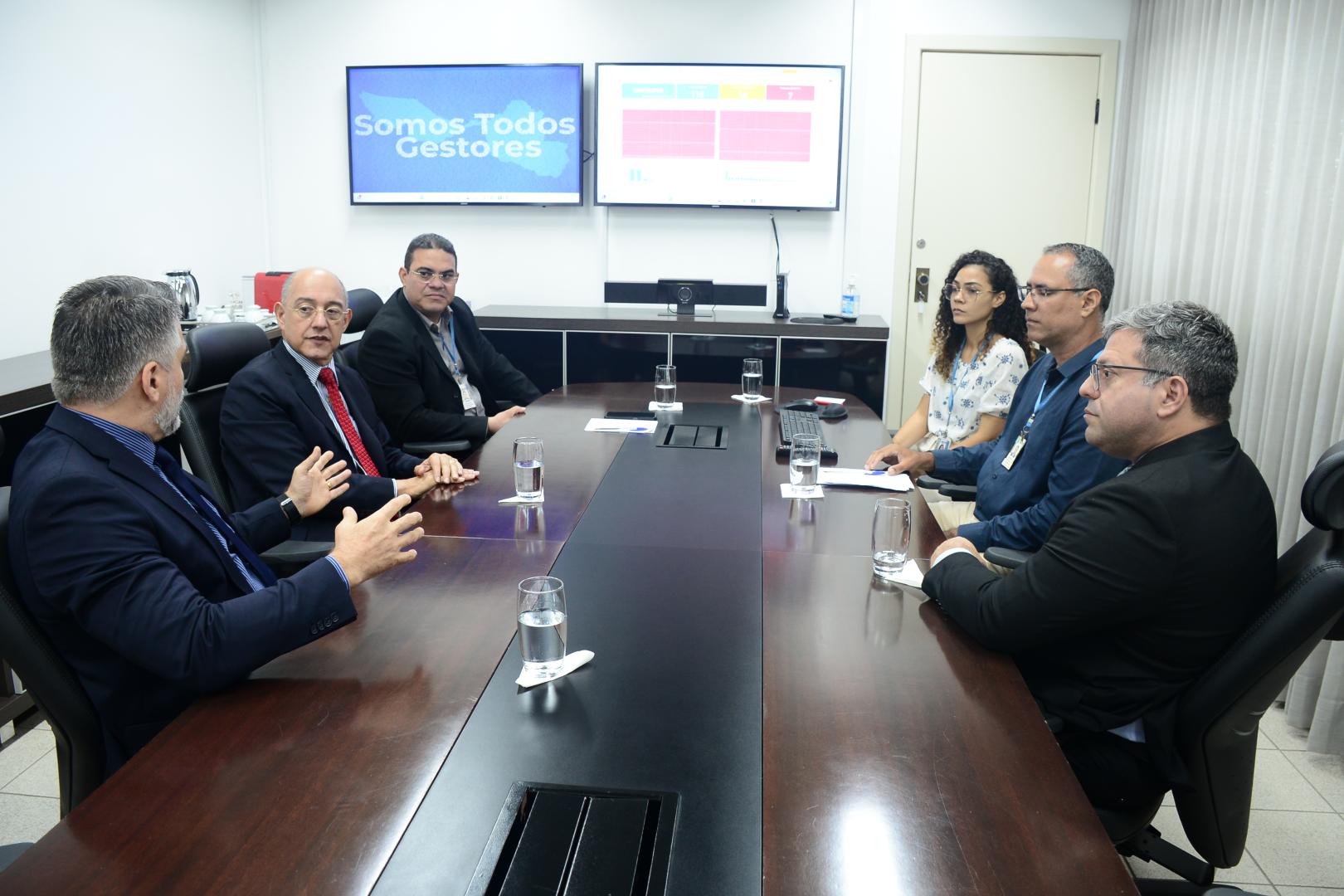 Reunião sobre dashboard para melhorar a gestão de contratos do TRT-14