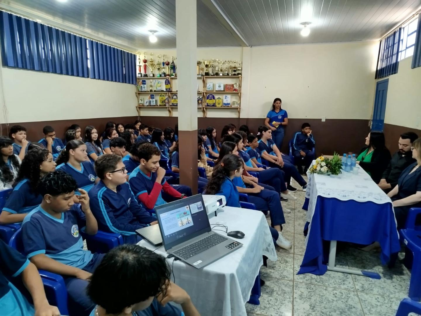 Turma reunida para palestras sobre o trabalho infantil, aprendizagem e estágio