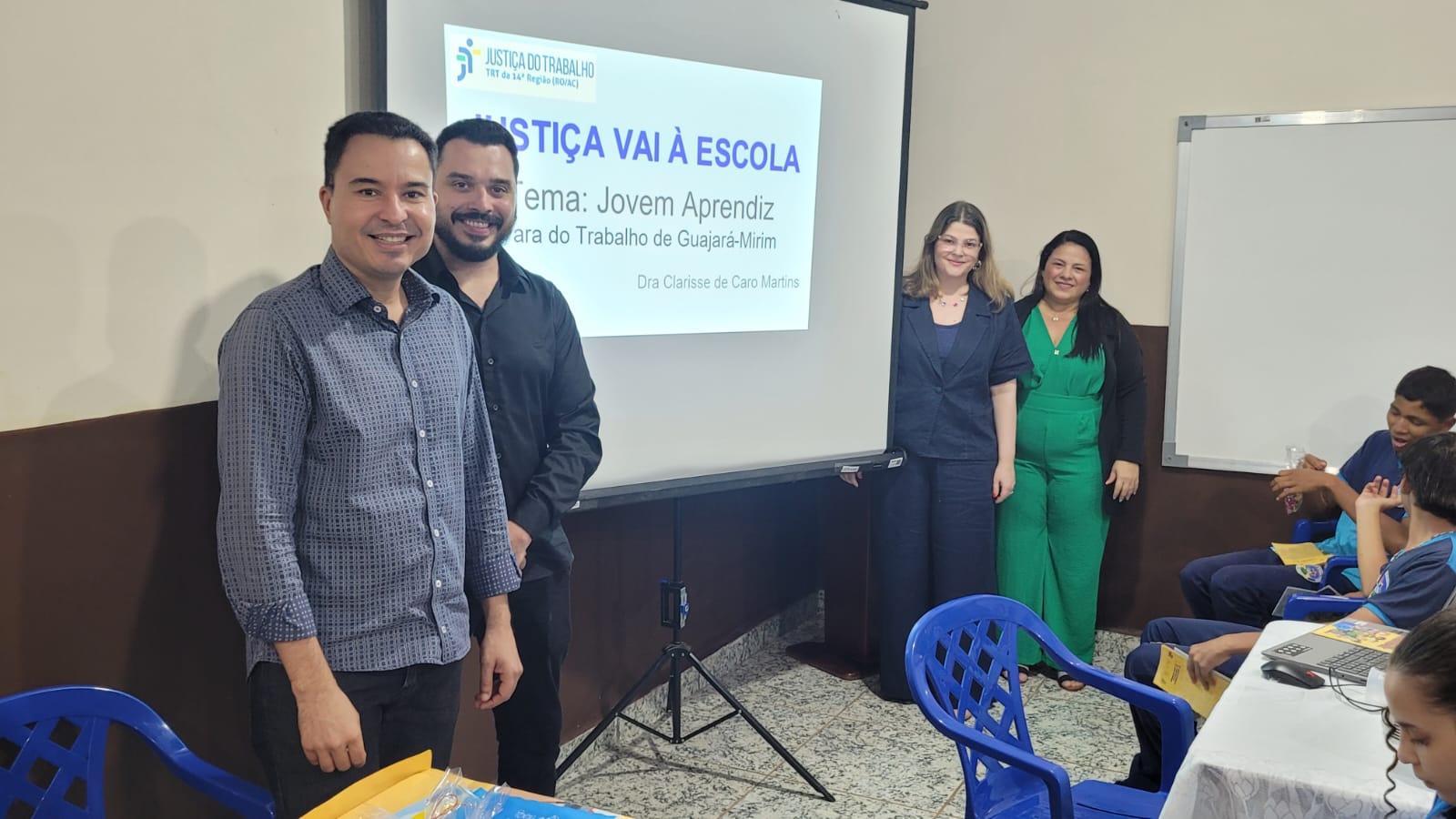 Juiza e equipe reunidas