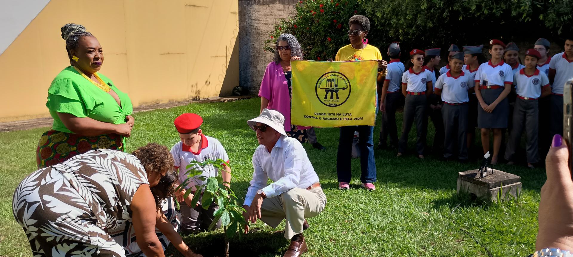 Plantio da muda de baobá 