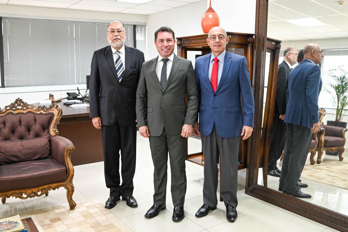Da esquerda para a direita, vice-presidente e corregedor do TRT-14, des. Carlos Augusto Gomes Lôbo, presidente do TJAC, des. Laudivon Nogueira e o des. Ilson Alves Pequeno Junior