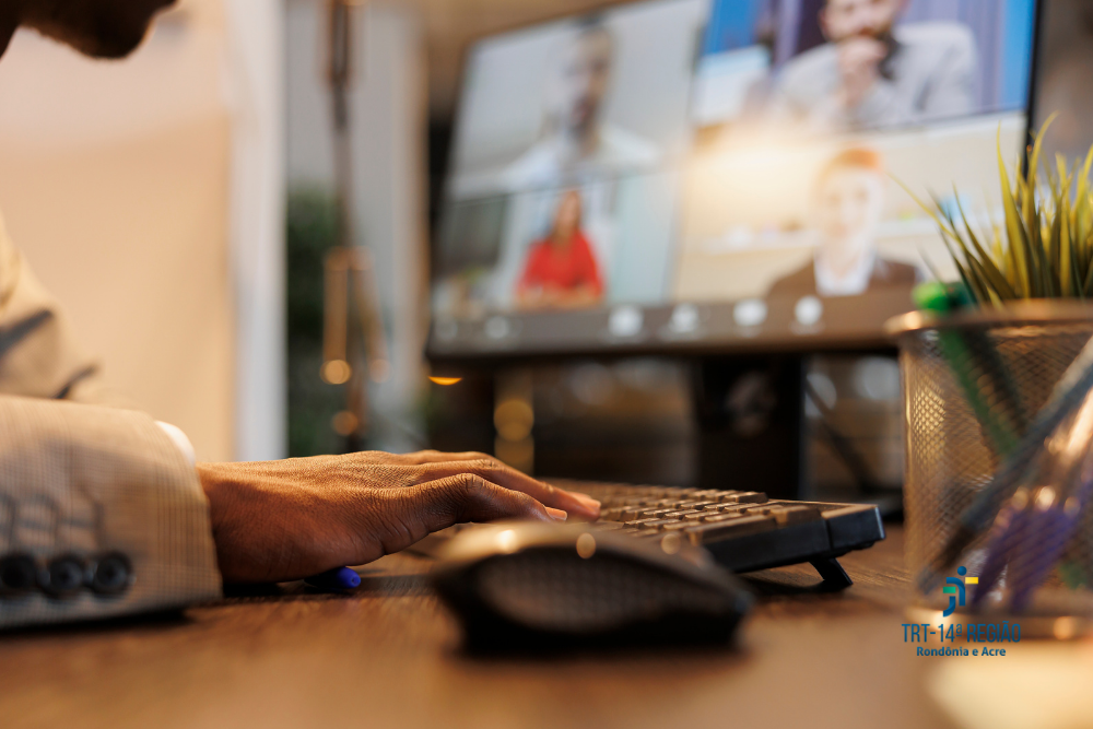 Advogado em sessão virtual  