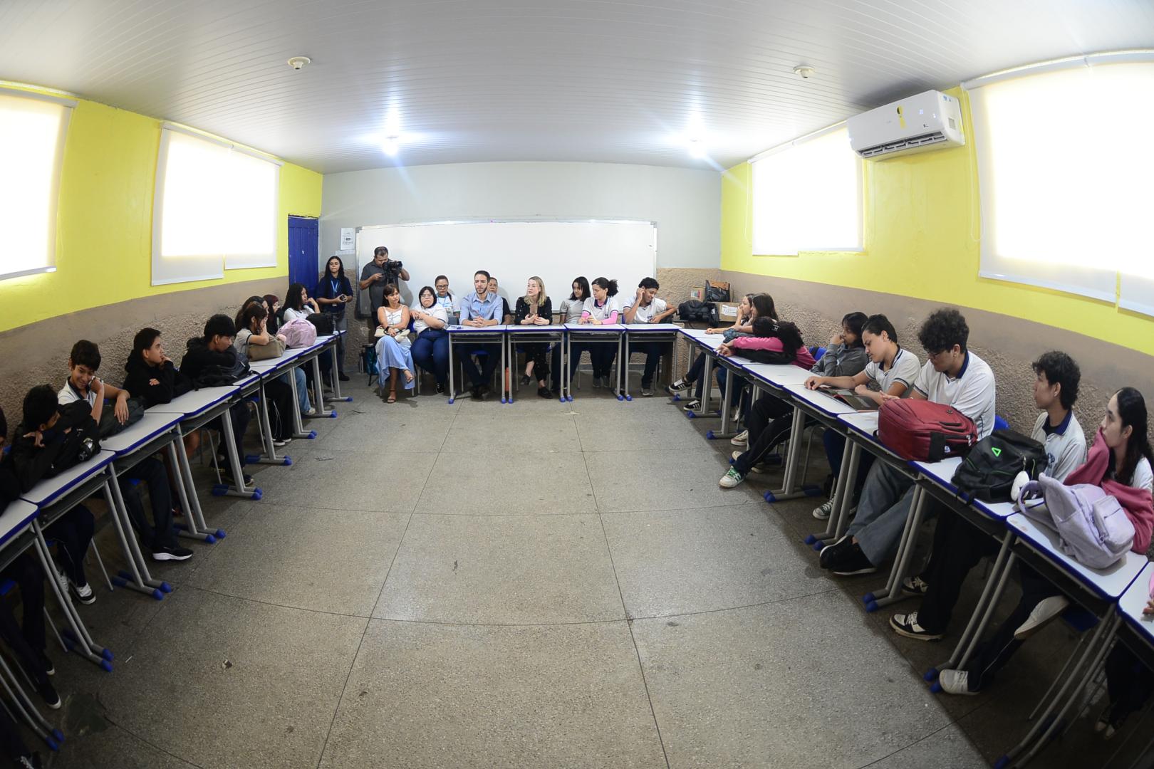Roda de Conversa Literária do TRT-14 com alunos da escola Rio Branco em Porto Velho/RO