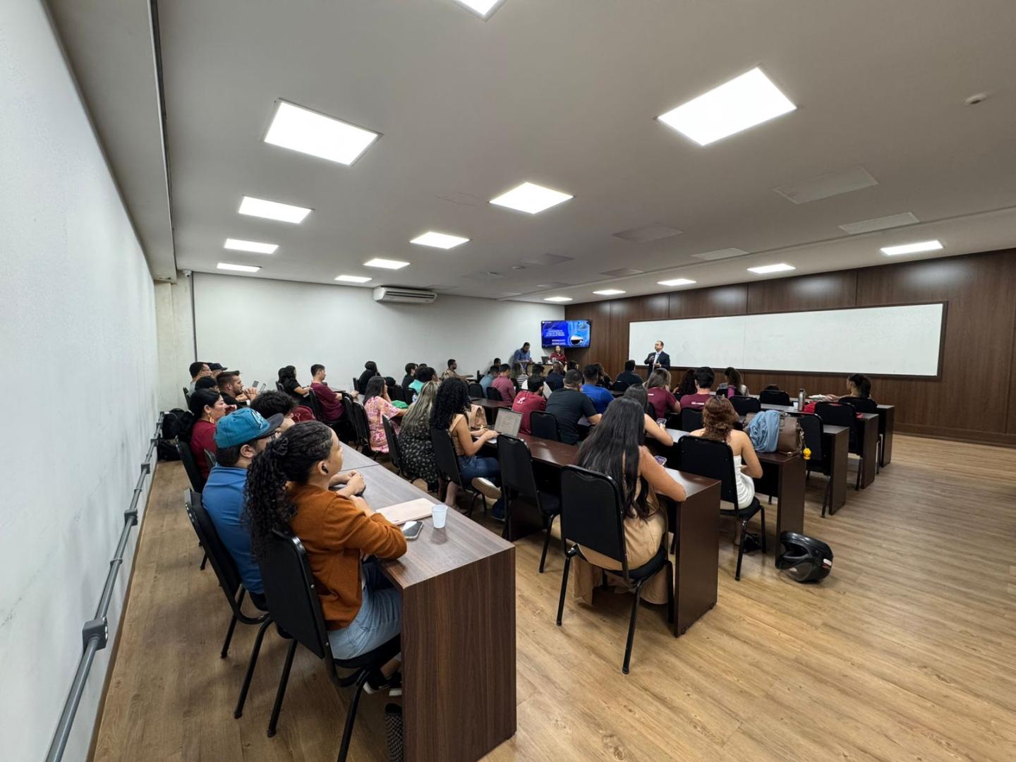 TRT-14 apresenta iniciativa de equalização da força e carga de trabalho em palestra na Unisapiens