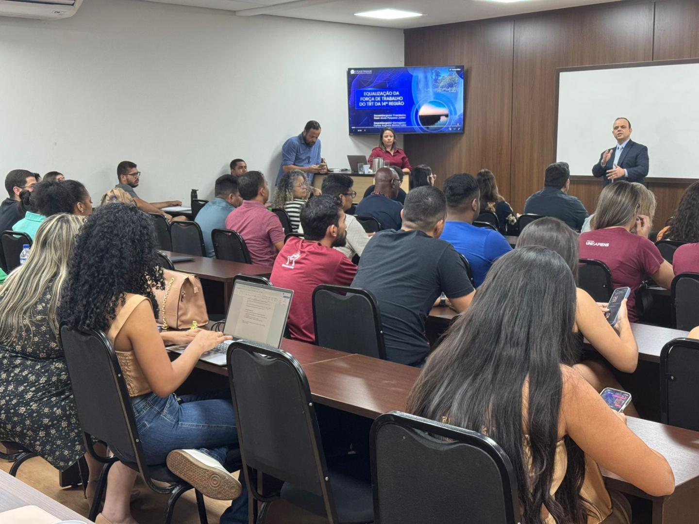 TRT-14 apresenta iniciativa de equalização da força e carga de trabalho em palestra na Unisapiens