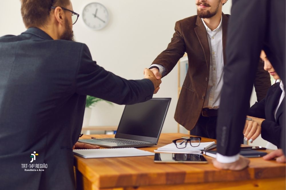 Acordo firmado: diálogo e cooperação selam parceria em ambiente profissional.