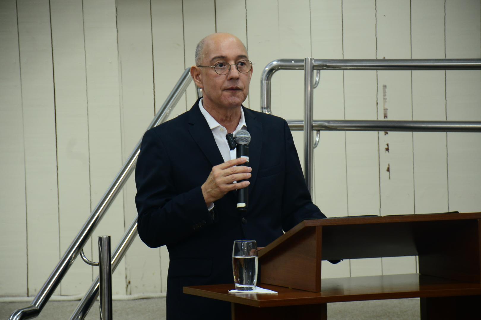 Presidente Ilson Pequeno no auditório TRT-14 durante palestra
