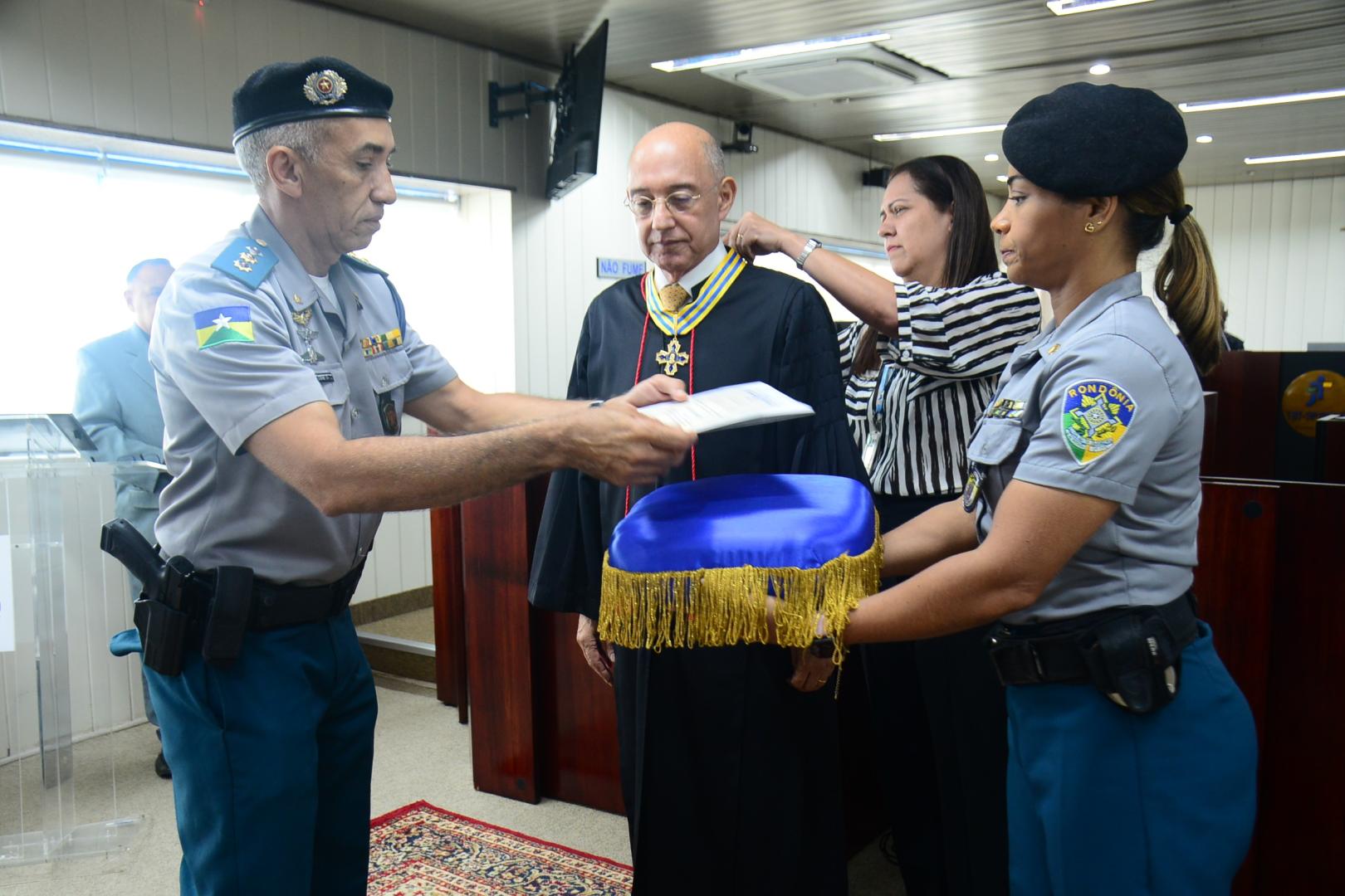 Presidente e vice-presidente e corregedor do TRT-14 recebem Medalha Marechal Rondon 