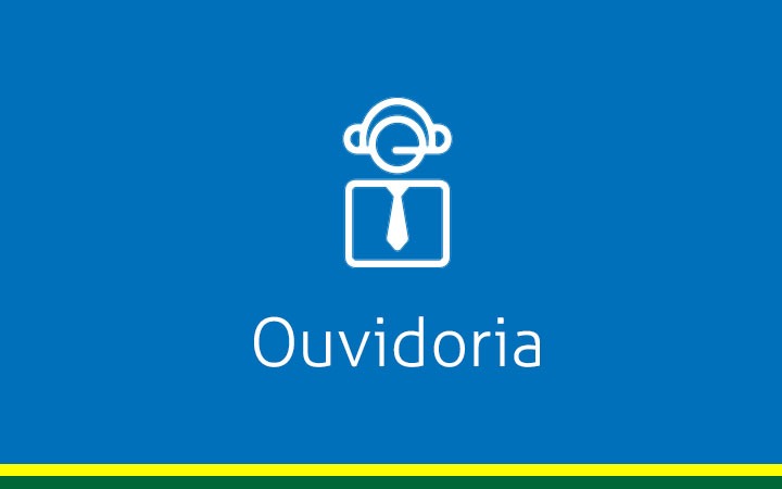 Fundo azul com uma pessoa com fone em linhas brancas com a inscrição Ouvidoria na cor branca e no rodapé uma linha amarela e abaixo outra linha verde