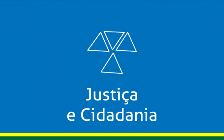 Fundo azul com tres triangulos na primeira linha, um triangulo com a ponta para cima ao lado um triangulo com a ponta para baixo e outro com a ponta para cima e na segunda linha um triangulo com a ponta para cima centralizado em linhas brancas com a inscrição justiça e cidadania na cor branca e no rodapé uma linha amarela e abaixo outra linha verde