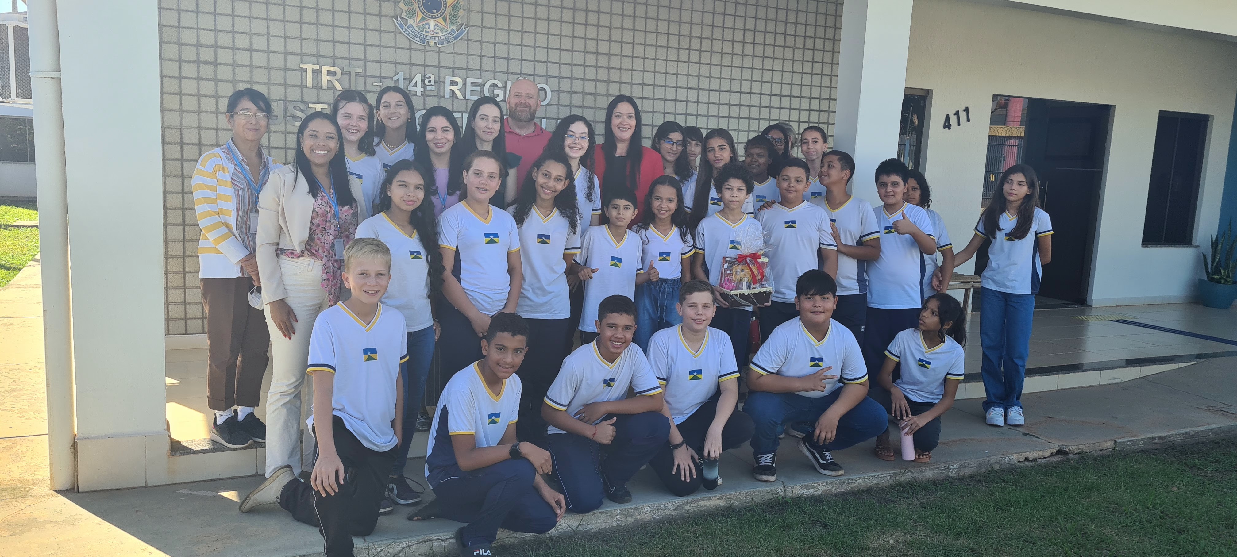Turma de estudantes e servidores(as) em frente a fachada da VT de Pimenta Bueno.