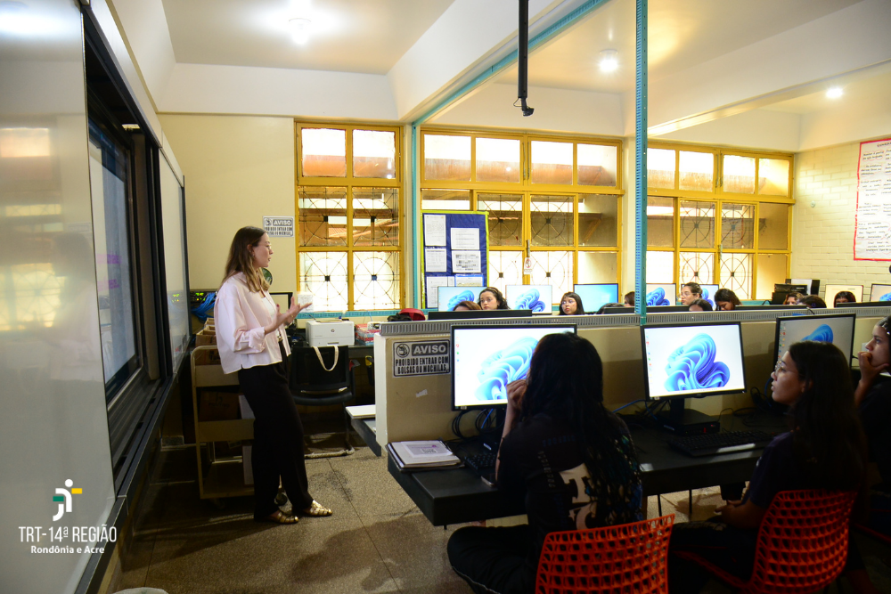 Dra Sabina falando diante da sala