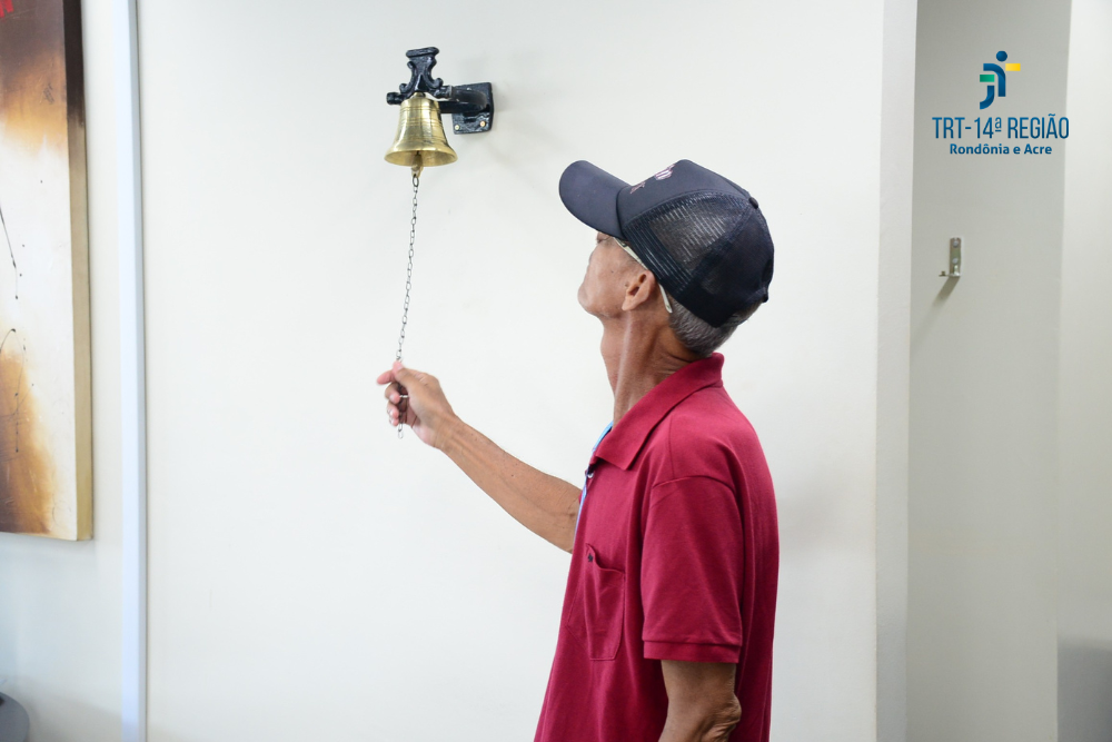 Trabalhador aposentado toda o sino na Secretaria de Precatórios