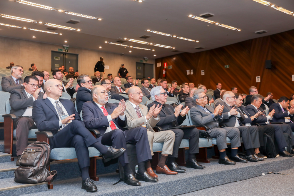 Público presente aplaude em um auditório