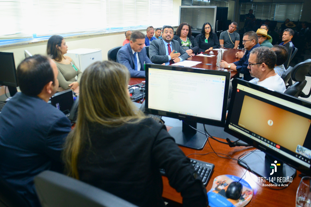 Transparência: TRT-14 recebe grupo de ex-funcionários de empresas de transporte e advogados para reunião