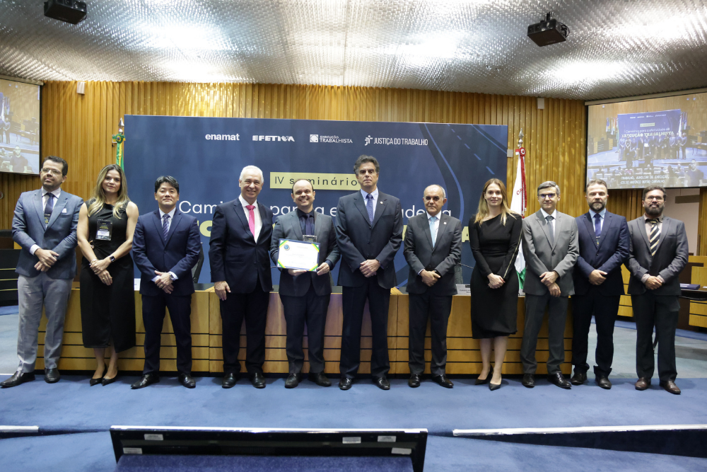 O juiz Auxiliar da Execução juiz Celso Antônio Botão Carvalho Júnior representou o TRT-14 na cerimônia de entrega das premiações, ao lado do ministro Luiz Philippe Vieira de Mello Filho, presidente do Tribunal Superior do Trabalho (TST).