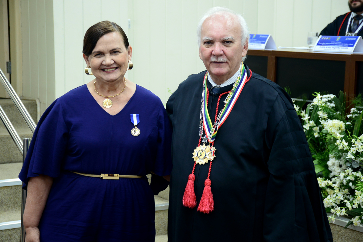 A servidora Nadira foi uma das homenageadas com a Medalha do Mérito Funcional