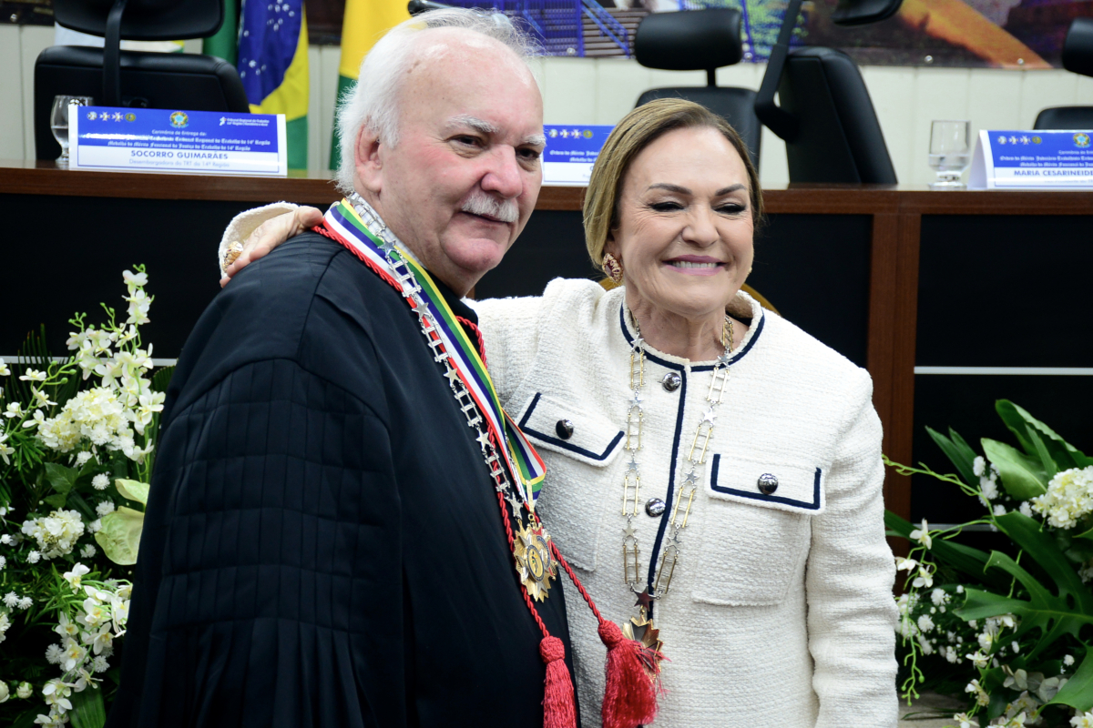 O presidente do TRT-14 pousando em foto com a presidente do TJAC