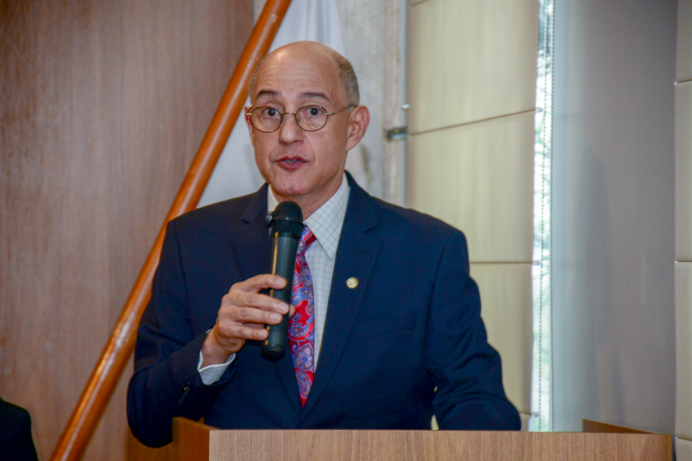 Presidente do TRT-14, des. Ilson Pequeno, faz discurso na tribuna