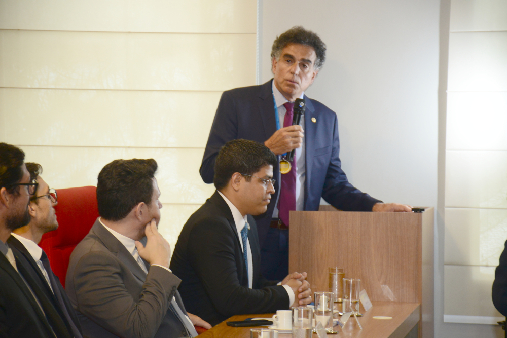 Ministro discursando na tribuna