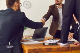 Acordo firmado: diálogo e cooperação selam parceria em ambiente profissional.