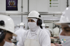 Decisão do TRT-14 reconhece discriminação em demissão de trabalhadora após mobilização coletiva em frigorífico para redução da jornada de trabalho